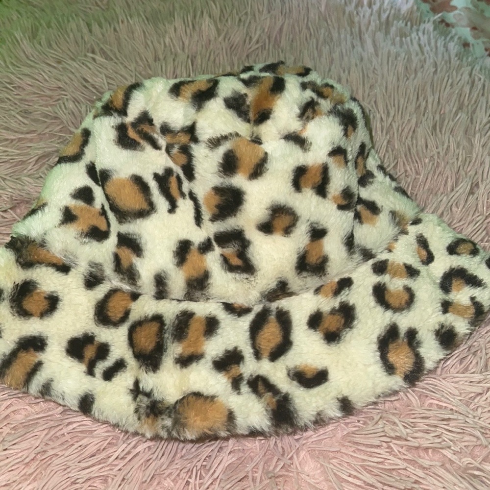 I’m selling a one size, cheetah print hat. Only worn once.
